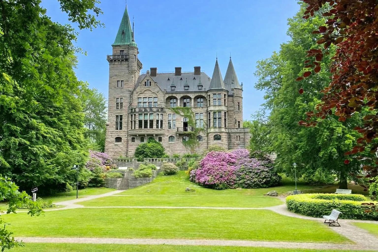 Teleborgs Slott omgivet av gröna trädgårdar